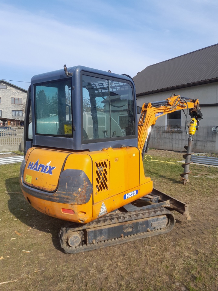 Minikoparka Hanix z wiertnicą hydrauliczną i młotem wyburzeniowym